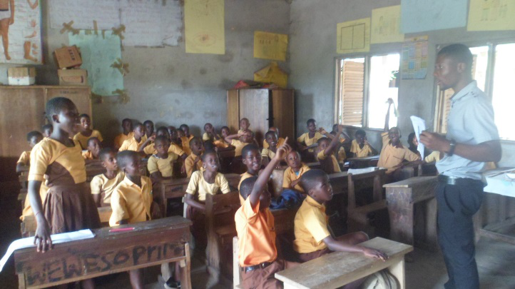 Teacher handles a class .