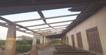 Disfunctional roof of a school facility .